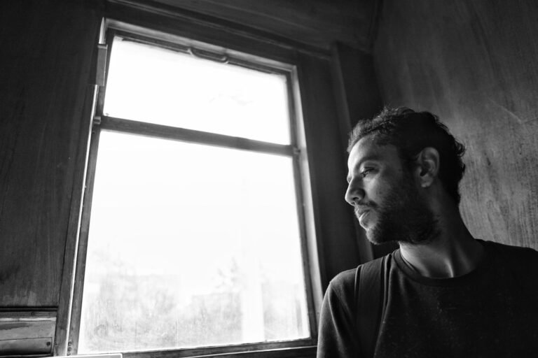 Signs of an emotionally unavailable partner